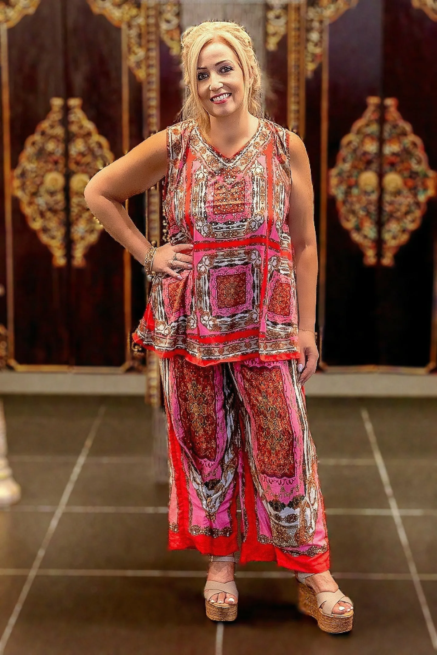 SLEEVELESS TOP WITH V-NECK