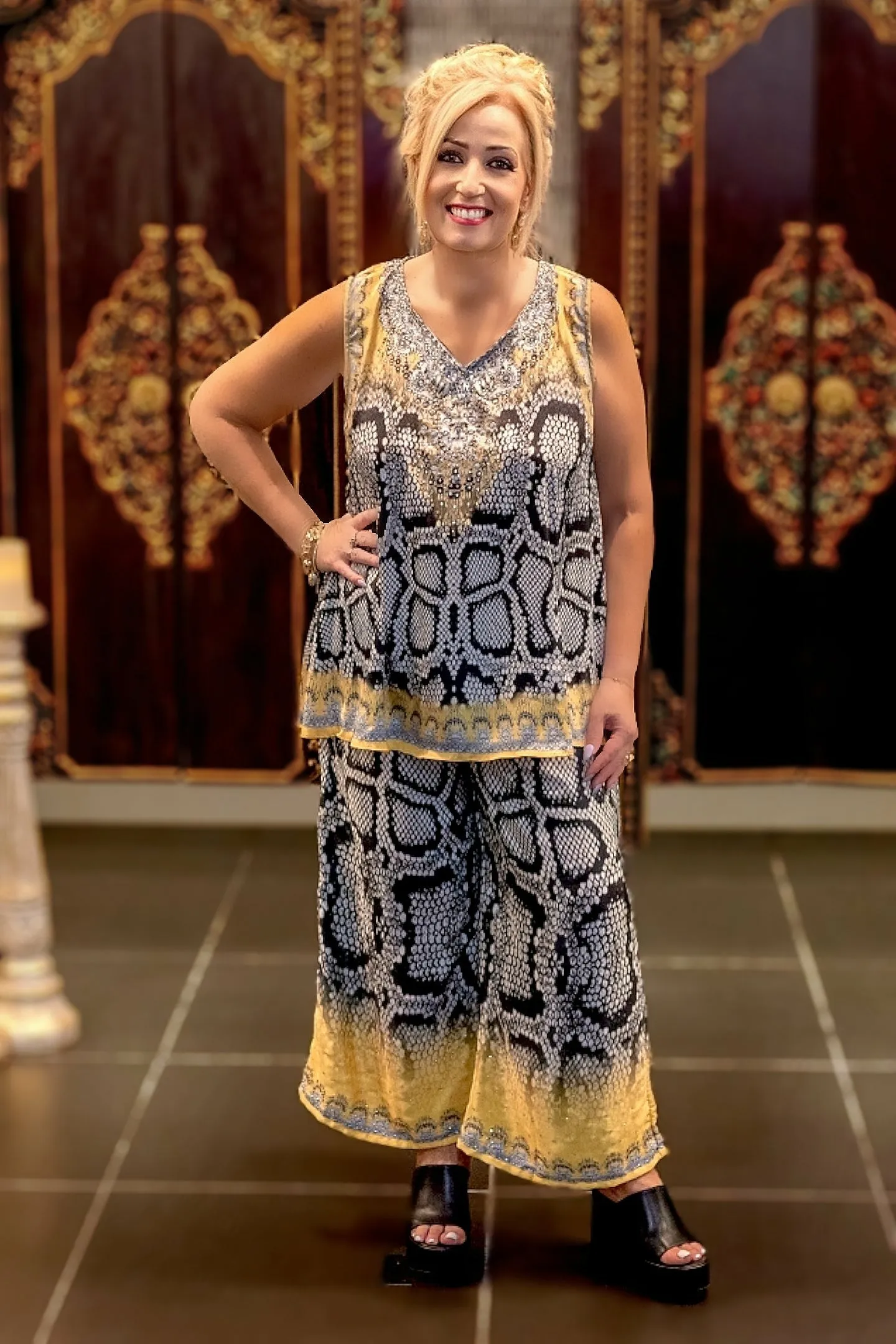 SLEEVELESS TOP WITH V-NECK