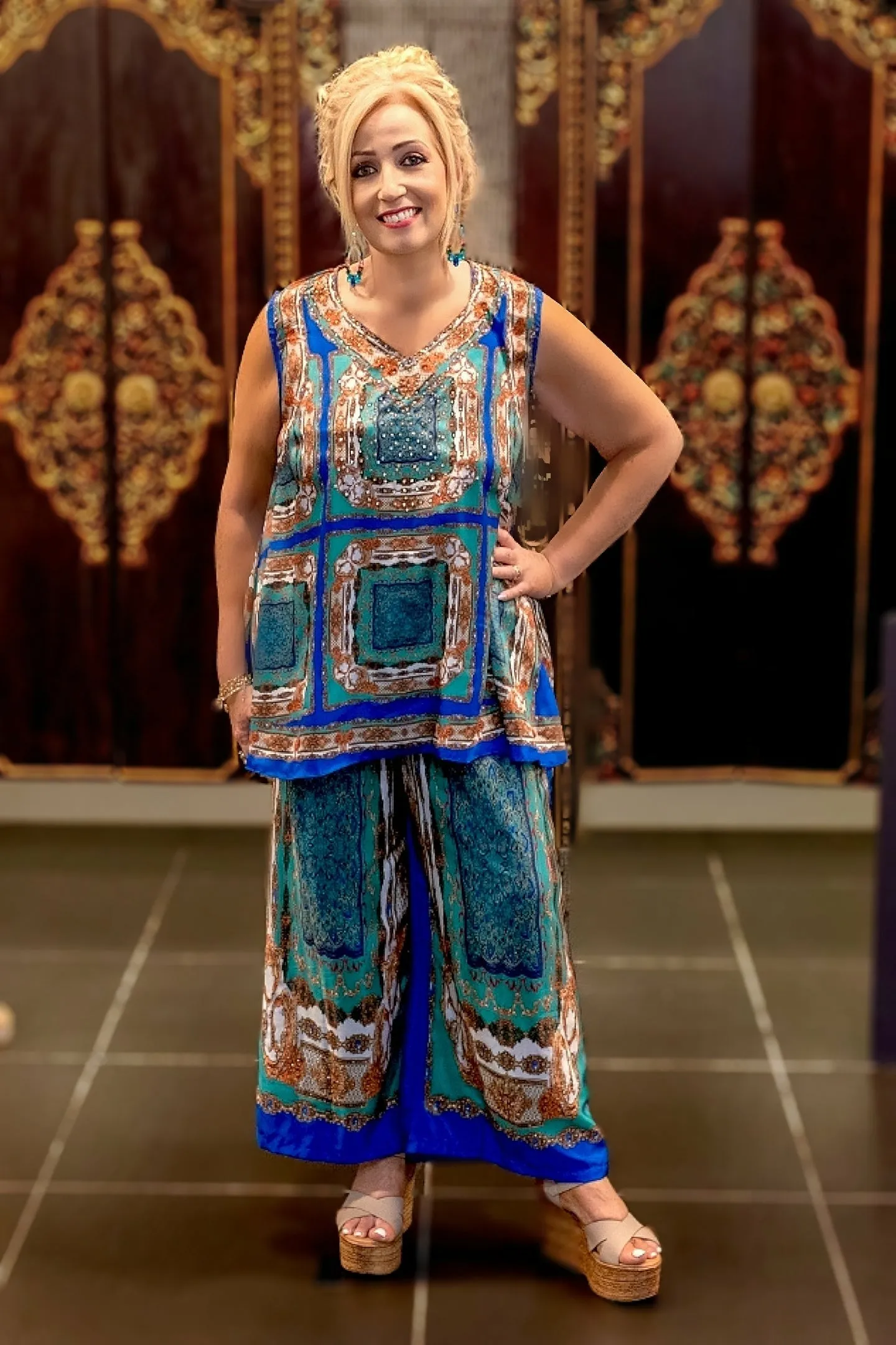 SLEEVELESS TOP WITH V-NECK
